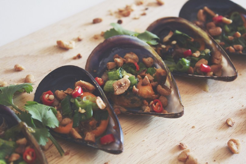 Sò Lông Nướng Mỡ Hành (Grilled Mussels with Buttered Green Onions)