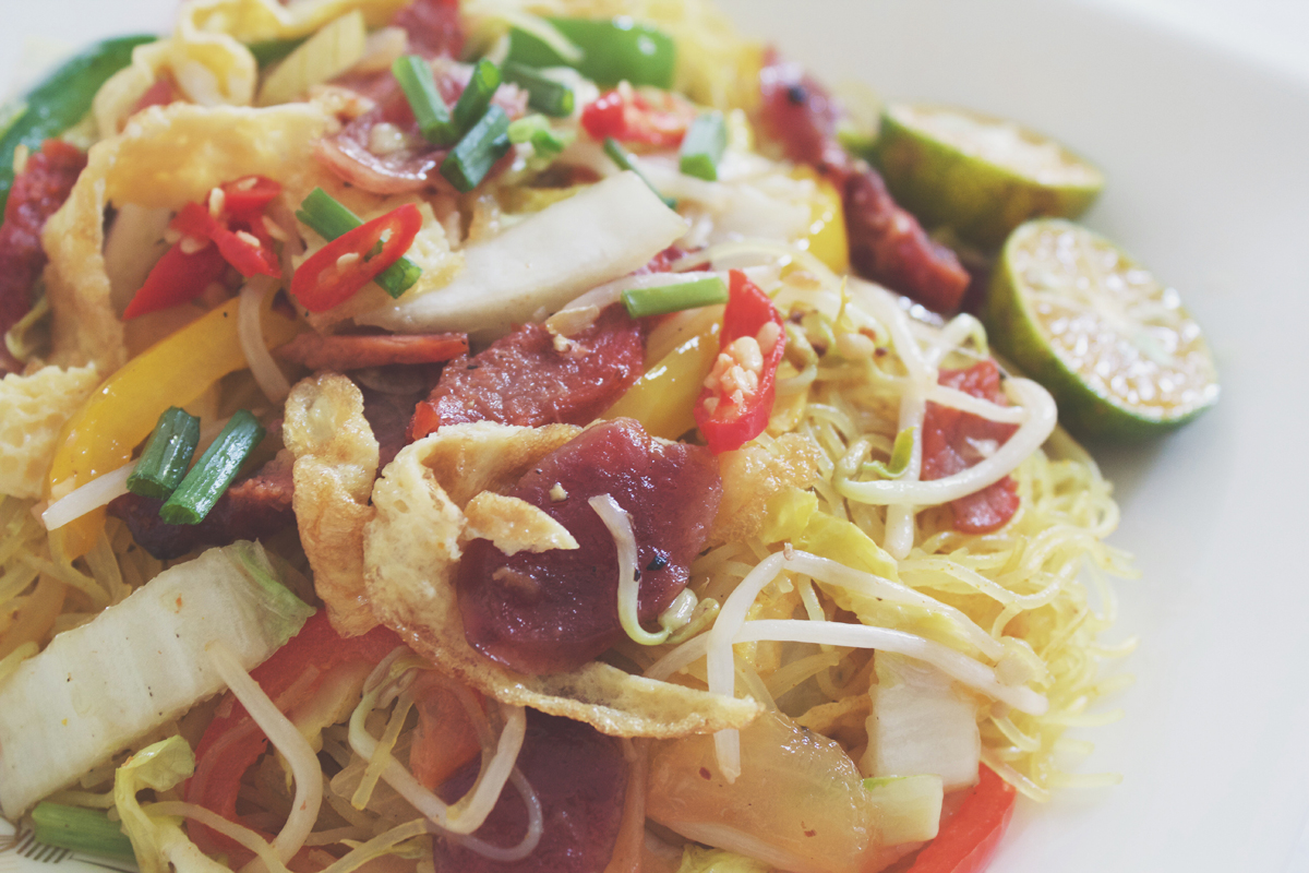 Singapore Mei Fun (Fried Rice Vermicelli Noodles in Curry Powder)