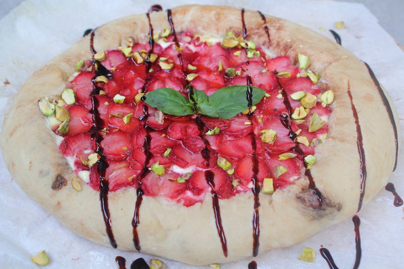 Strawberry & Mascarpone Dessert Pizza