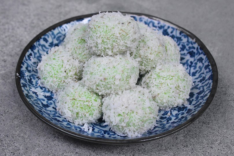 Ondeh-Ondeh (Glutinous Rice Balls with Coconut Sugar Filling)