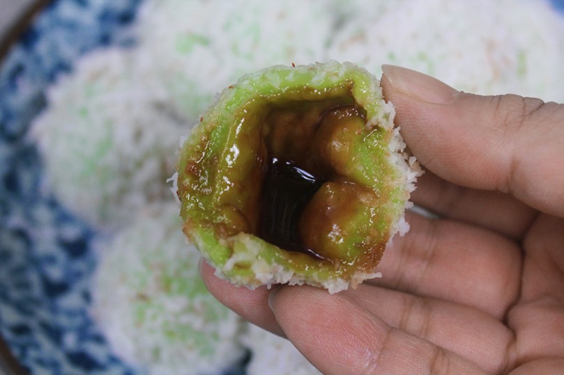 Ondeh-Ondeh (Glutinous Rice Balls with Coconut Sugar Filling)