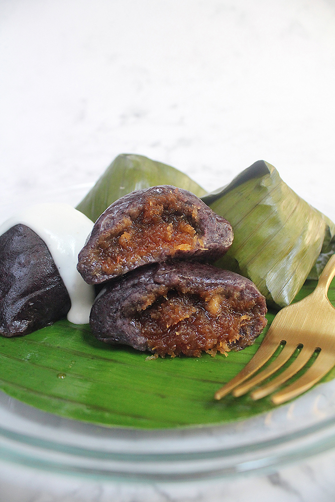 Kuih Koci Gula Kelapa (Glutinous Rice Cake with Coconut Filling)